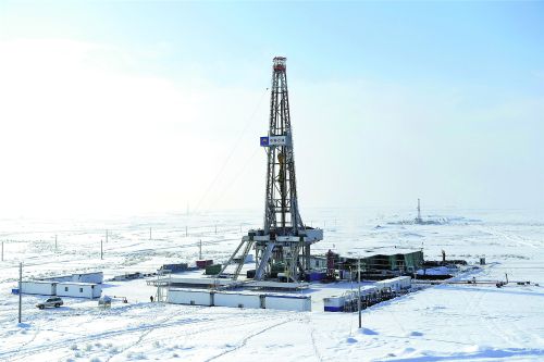 1月4日，西部鉆探準東公司20多支鉆井隊伍冒著零下30攝氏度的嚴寒鏖戰(zhàn)在瑪湖大油區(qū)。 □周建玲攝