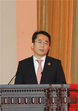 煙臺(tái)中集來福士海洋工程有限公司黨委書記、總裁王建中作經(jīng)驗(yàn)交流