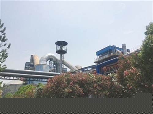 圖為明鏡環(huán)保水泥窯協(xié)同處置危廢項目廠區(qū)。 崔煜晨 攝 圖為明鏡環(huán)保水泥窯協(xié)同處置危廢項目廠區(qū)。 崔煜晨 攝